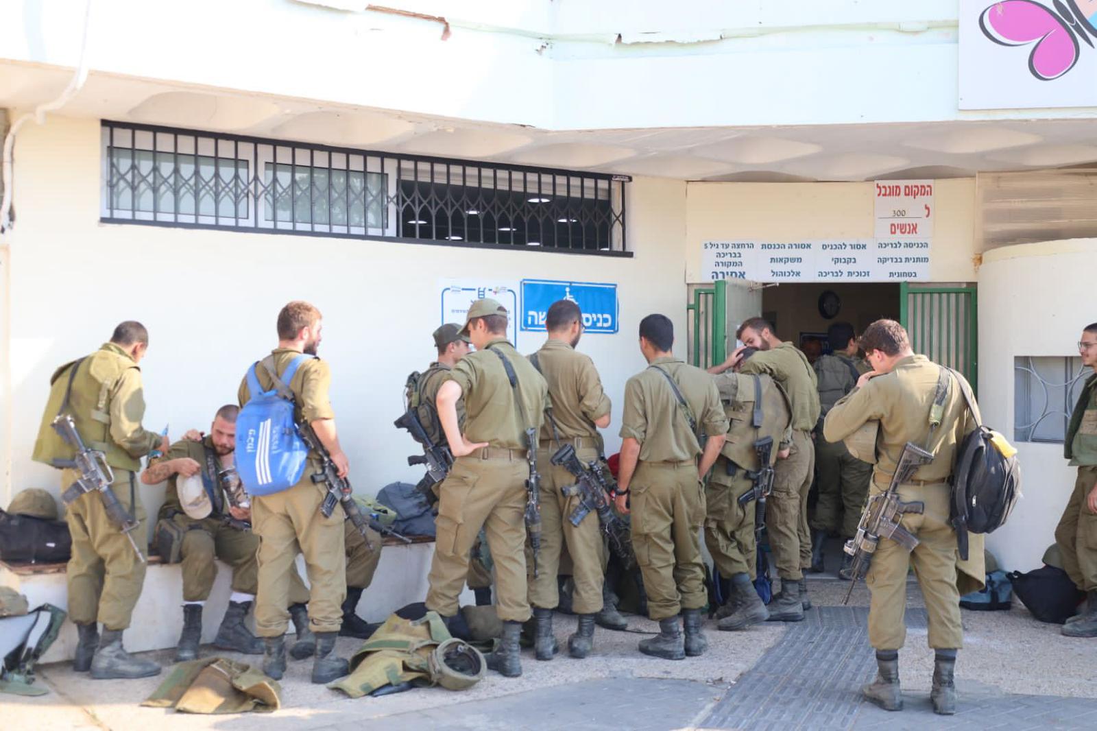 Отдых на воде для десятков солдат и резервистовю.