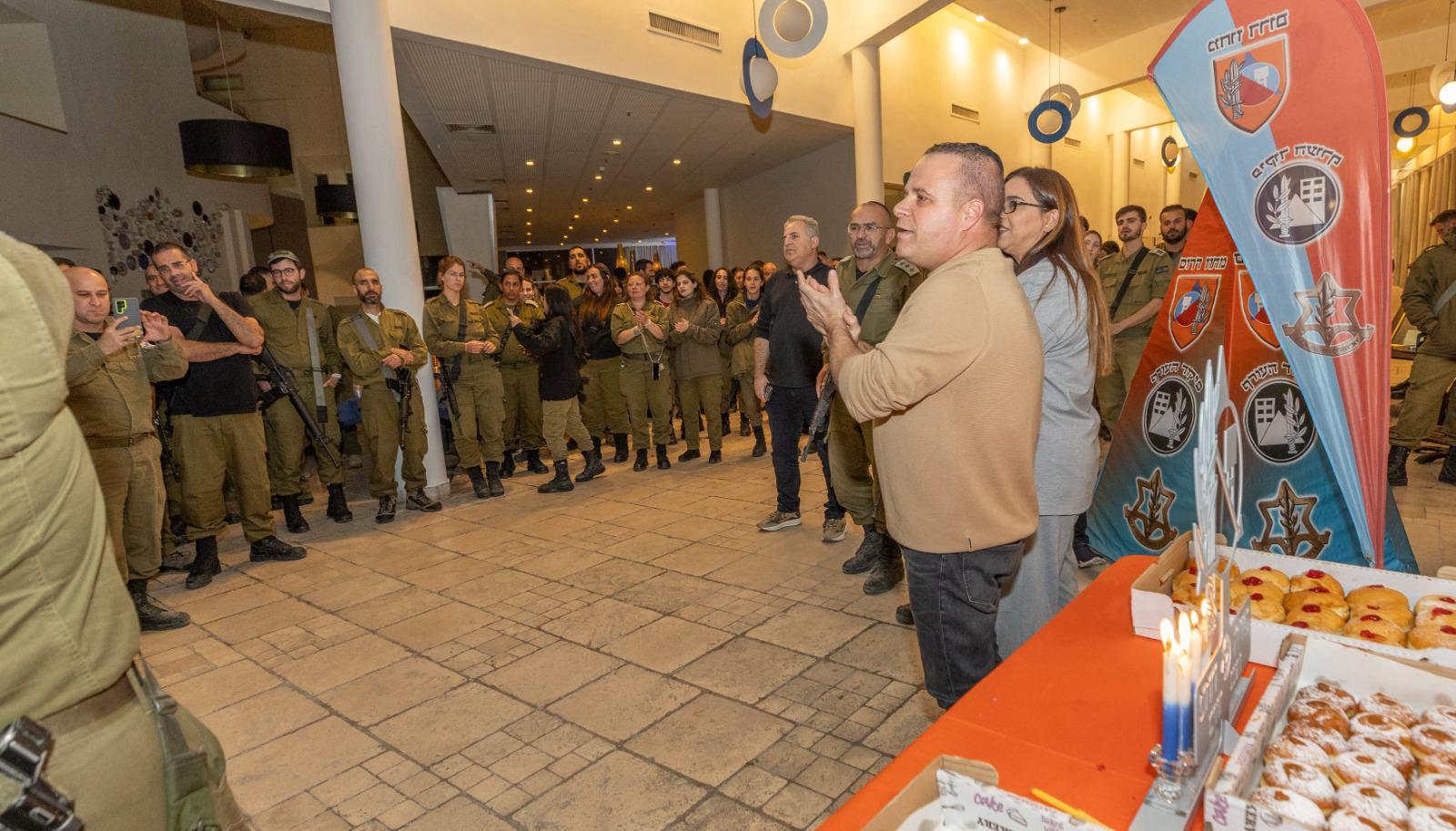 Четвертая свеча в отеле Харлингтон - с 600 солдатами Службы тыла