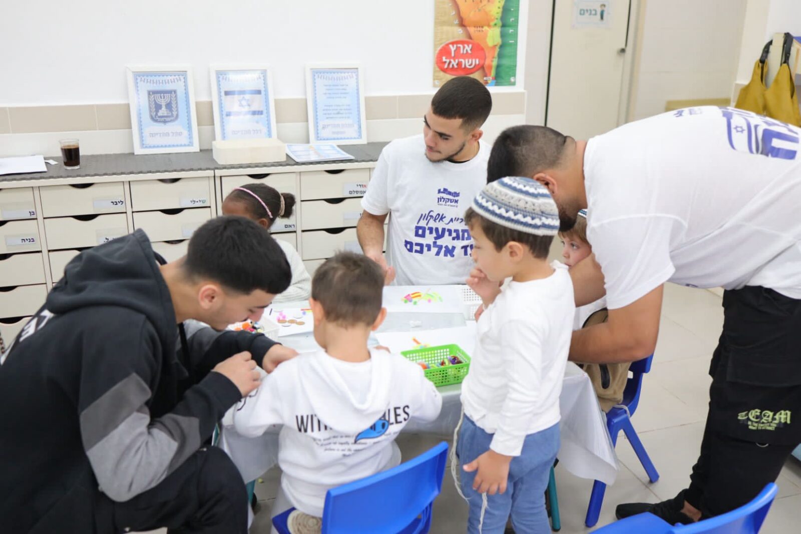 Море света: тысячи девочек и мальчиков в ханукальных лагерях