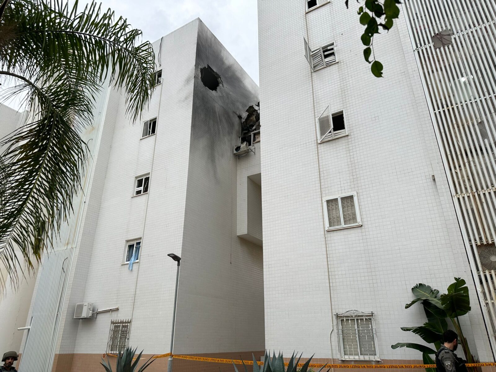 Мэр Ашкелона на месте падения ракеты: соблюдение правил спасло жизни