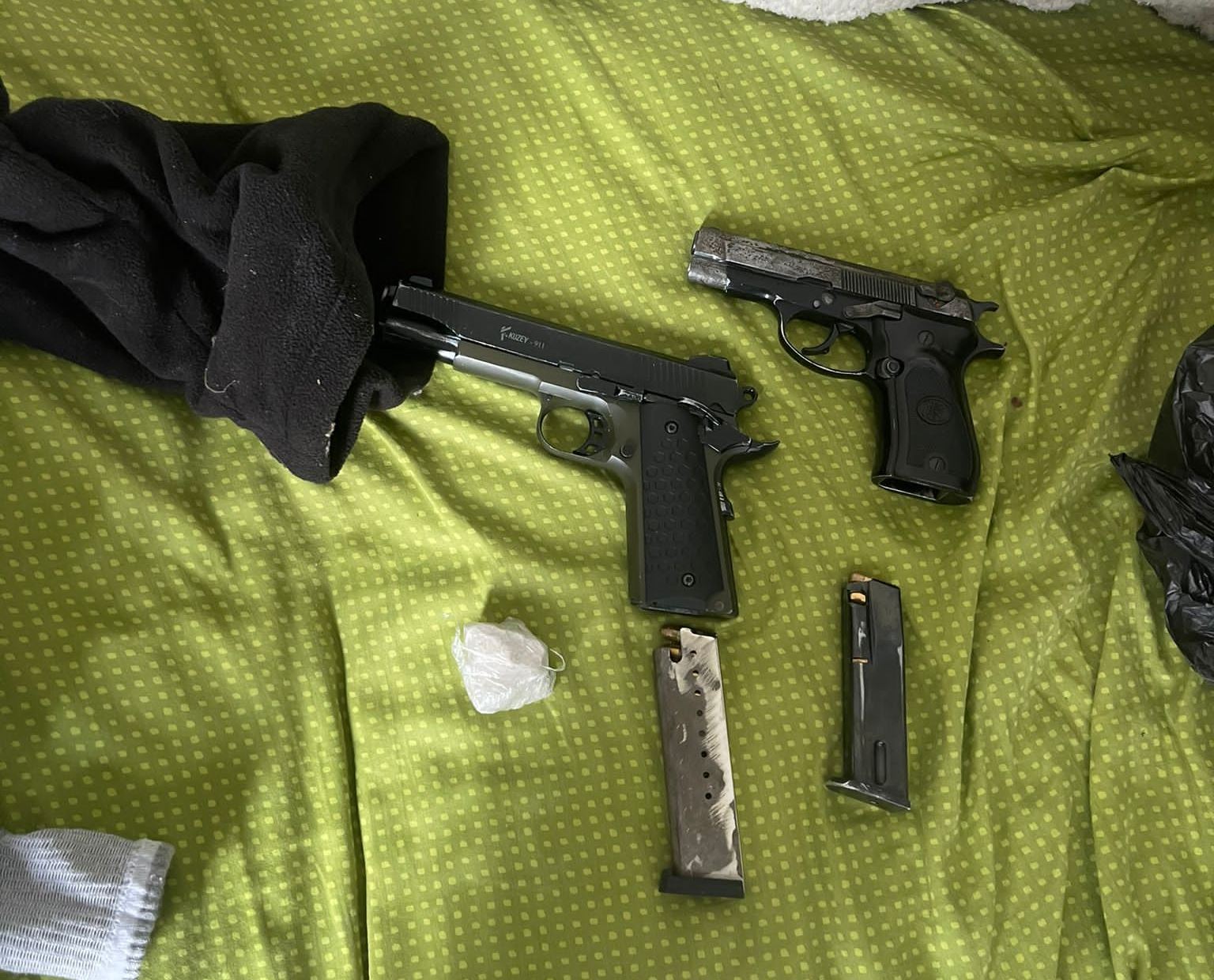 2 пистолета, боеприпасы и 31 грамм "кристалла".