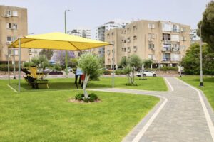 Старый и пустынный общественный участок превратился в зеленую и оживленную зону отдыха.