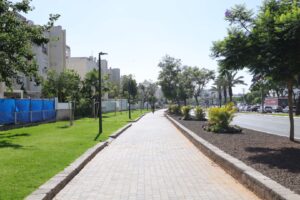 Два километра зеленого бульвара, окутанного тенью и цветами.