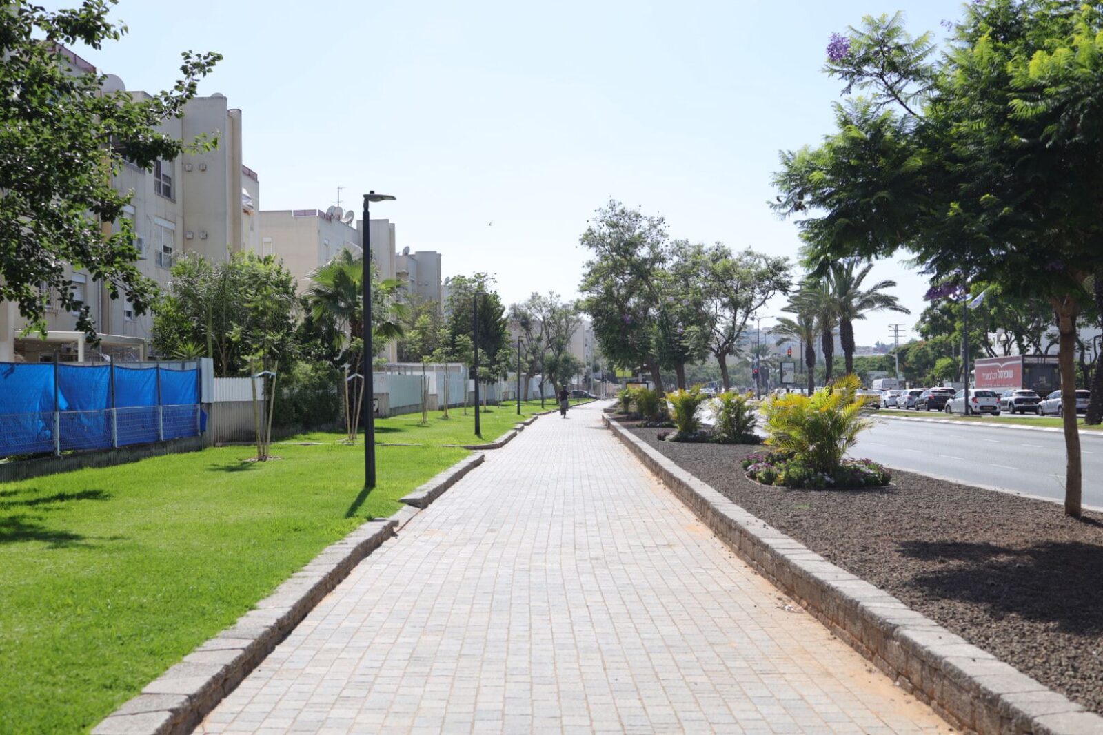 Два километра зеленого бульвара, окутанного тенью и цветами.