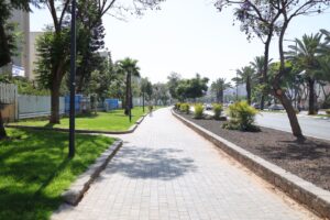 Два километра зеленого бульвара, окутанного тенью и цветами.