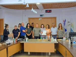 Ашкелон бело голубое здание