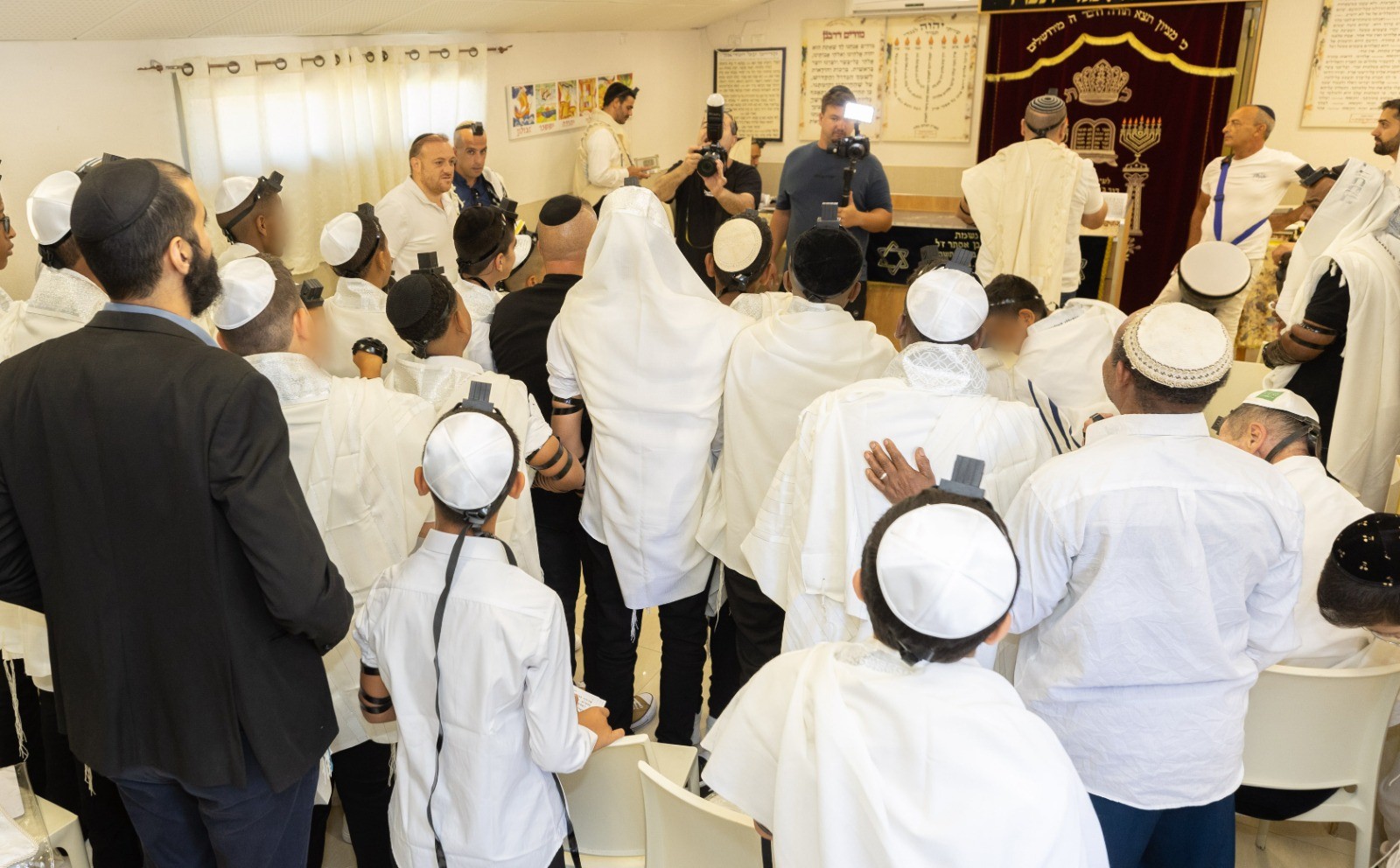 Бар-мицва для 19 мальчиков